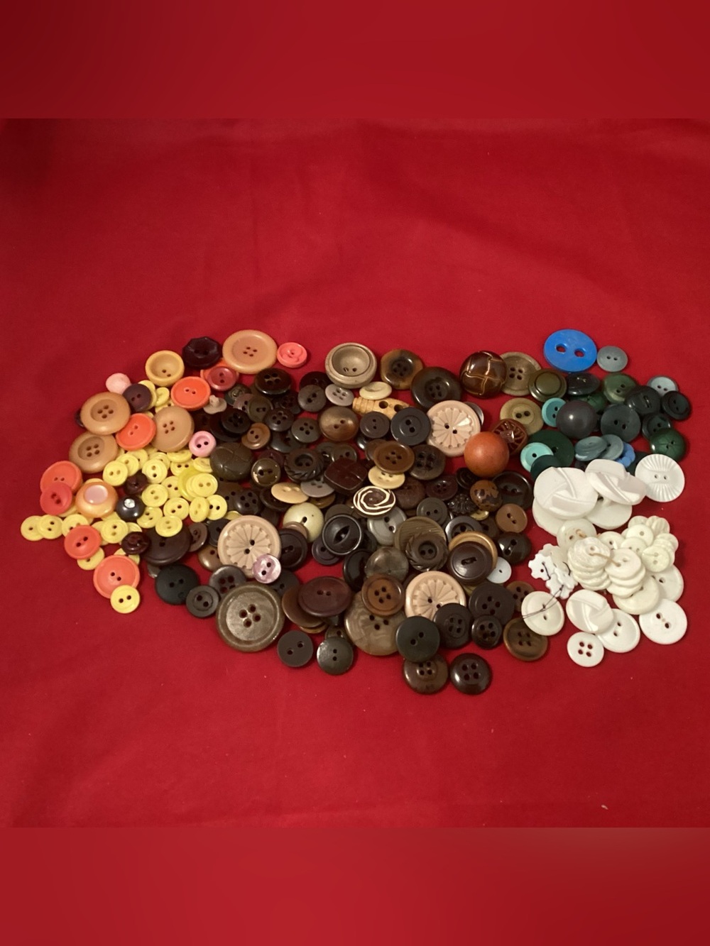 216 grams of assorted sewing buttons